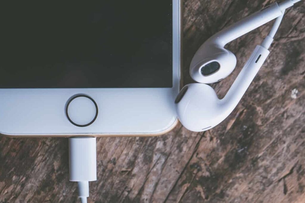 Telefoon en oortjes header uitgelichte afbeelding