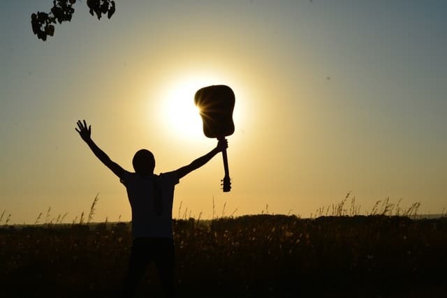 Gitaar blij persoon