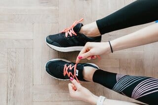 Sportschoenen strikken