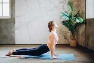 Vrouw yoga thuis