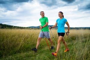 Man en vrouw Nordic walking