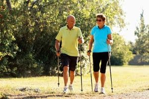 Nordic walking man en vrouw