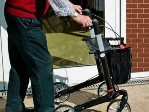 Senior achter rollator