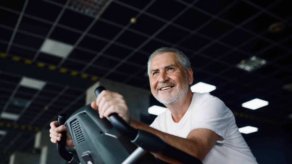 Senior op hometrainer