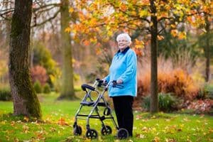 Vrouw buiten met rollator