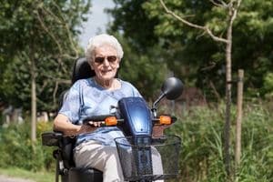Vrouw buiten met scootmobiel