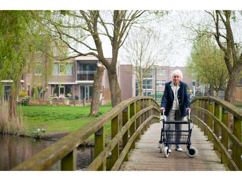 Vrouw buiten wandelen met rollator