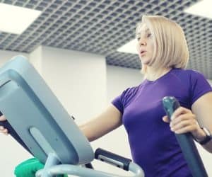 Vrouw op crosstrainer