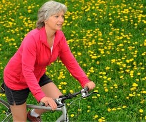 Vrouw op fiets