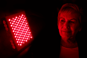 Rood licht therapie met vrouw