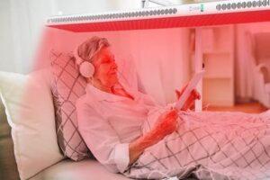 Rood licht therapie vrouw met koptelefoon