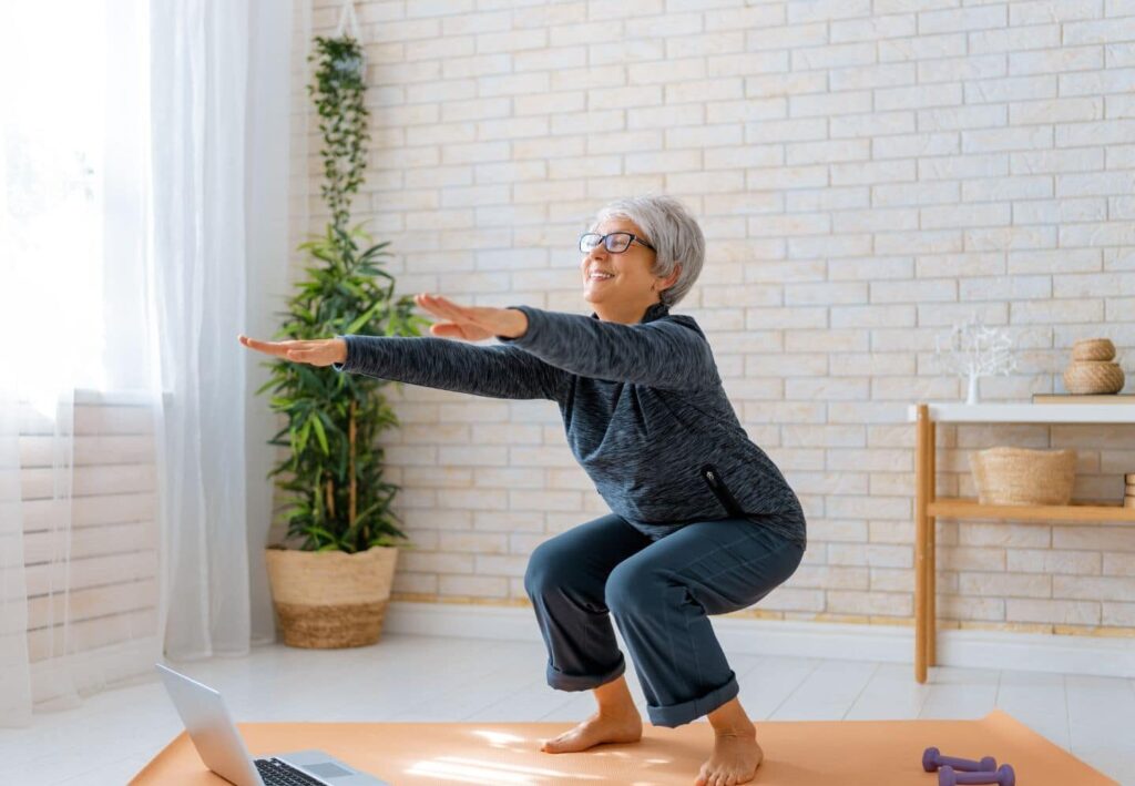Oudere vrouw doet squats