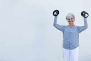 Oudere vrouw met gewichten
