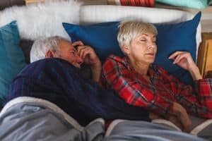 ouderen slapen in bed