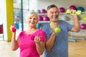 oudere-man-en-vrouw-in-gym