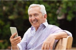 oudere-man-met-smartphone