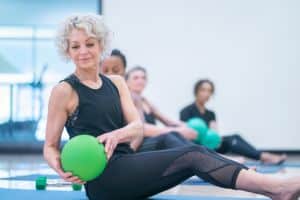 oudere-vrouw-met-bal-in-gym-afvallen-in-de-overgang