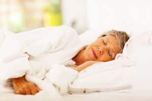 oudere-vrouw-slaapt-in-bed