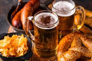 Pretzels en bier en worst
